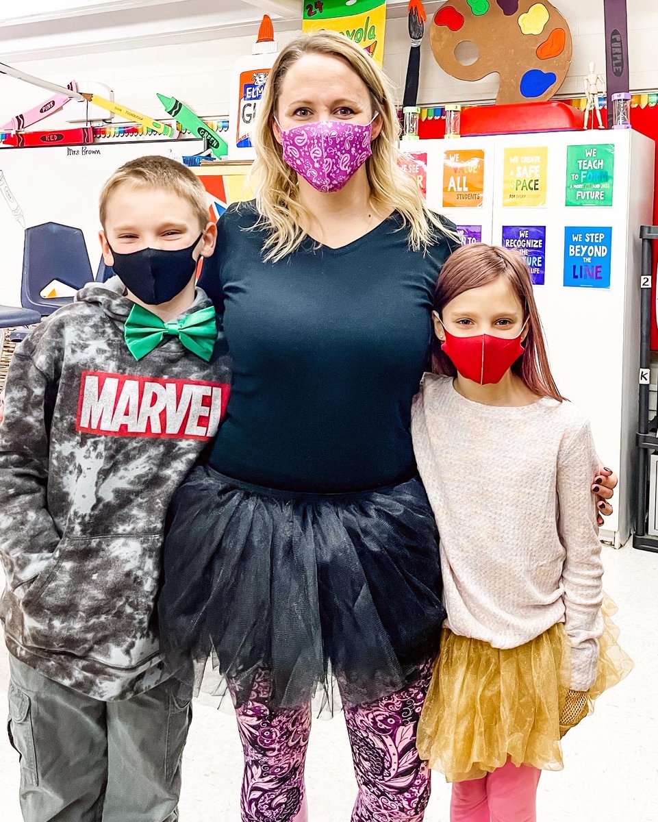MrsBrown_Art's tweet photo. Tutu day!! πWeβre celebrating 2/2/22 with tutus, ties, and mismatched tennis shoes! #TutuDay #Tutu22 #TutuDay2022 #SchoolSpirit https://t.co/Rp8pbsLS7X