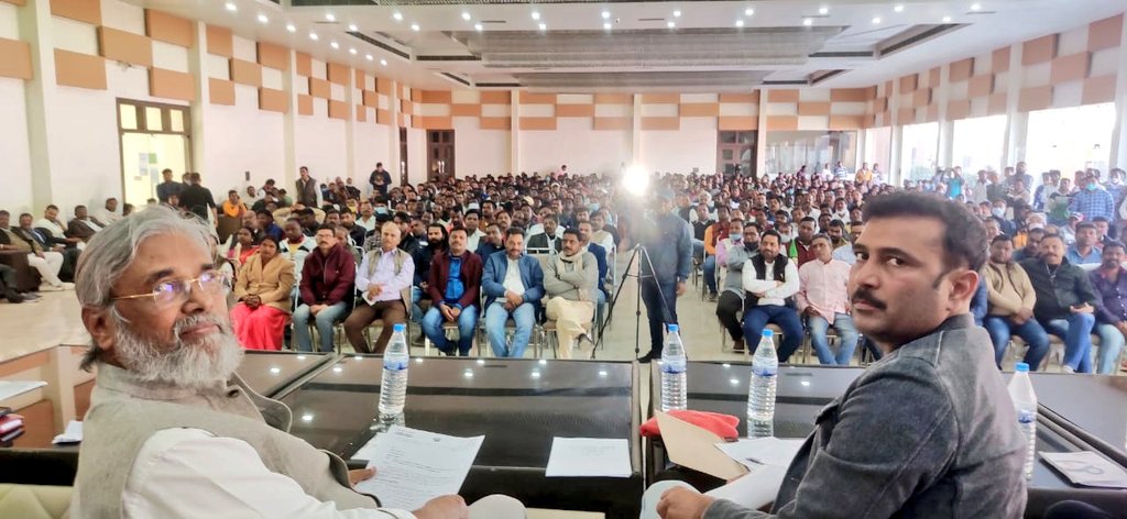 ajsupartyjh's tweet photo. • अपने ही राज्य में झारखंडी अपना परिचय ढूंढ रहे: केंद्रीय अध्यक्ष श्री सुदेश कुमार महतो

• अपनी विफलताओं को छिपाने के लिए सरकार ने झारखंड को भाषाई आंदोलन में झोंक दिया

• हर हाल में सरकार को खतियान आधारित स्थानीयता तय करनी होगी-(1/2) https://t.co/IPISzCD8vL