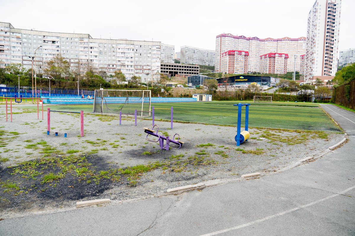 Стадион при школе №80 во Владивостоке (Приморский край).