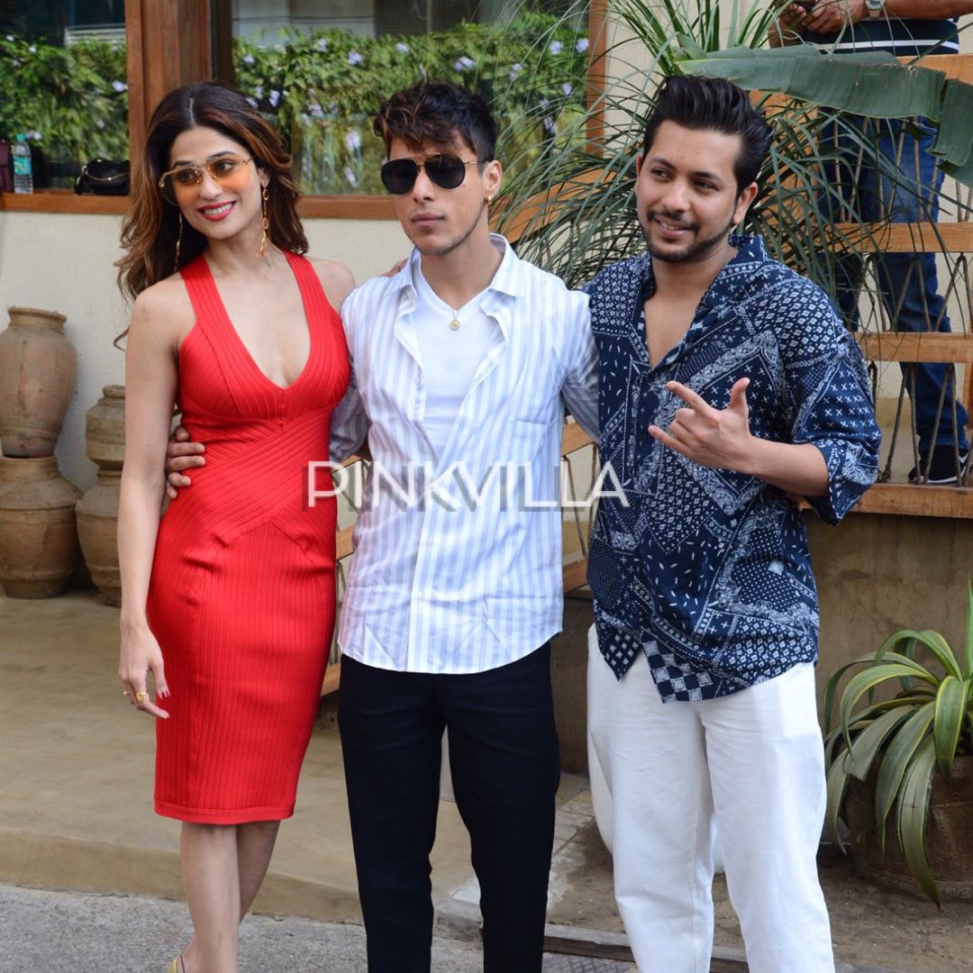 pinkvilla's tweet photo. Oh tera dhyan kidhar hai, humare #PraNiSha idhar hai! 😉🔥

What did you think of the PRANISHA REUNION? 

#PratikSehajpal #SHAMITASHETTY #NishantBhat https://t.co/iA9ofZ9y5C