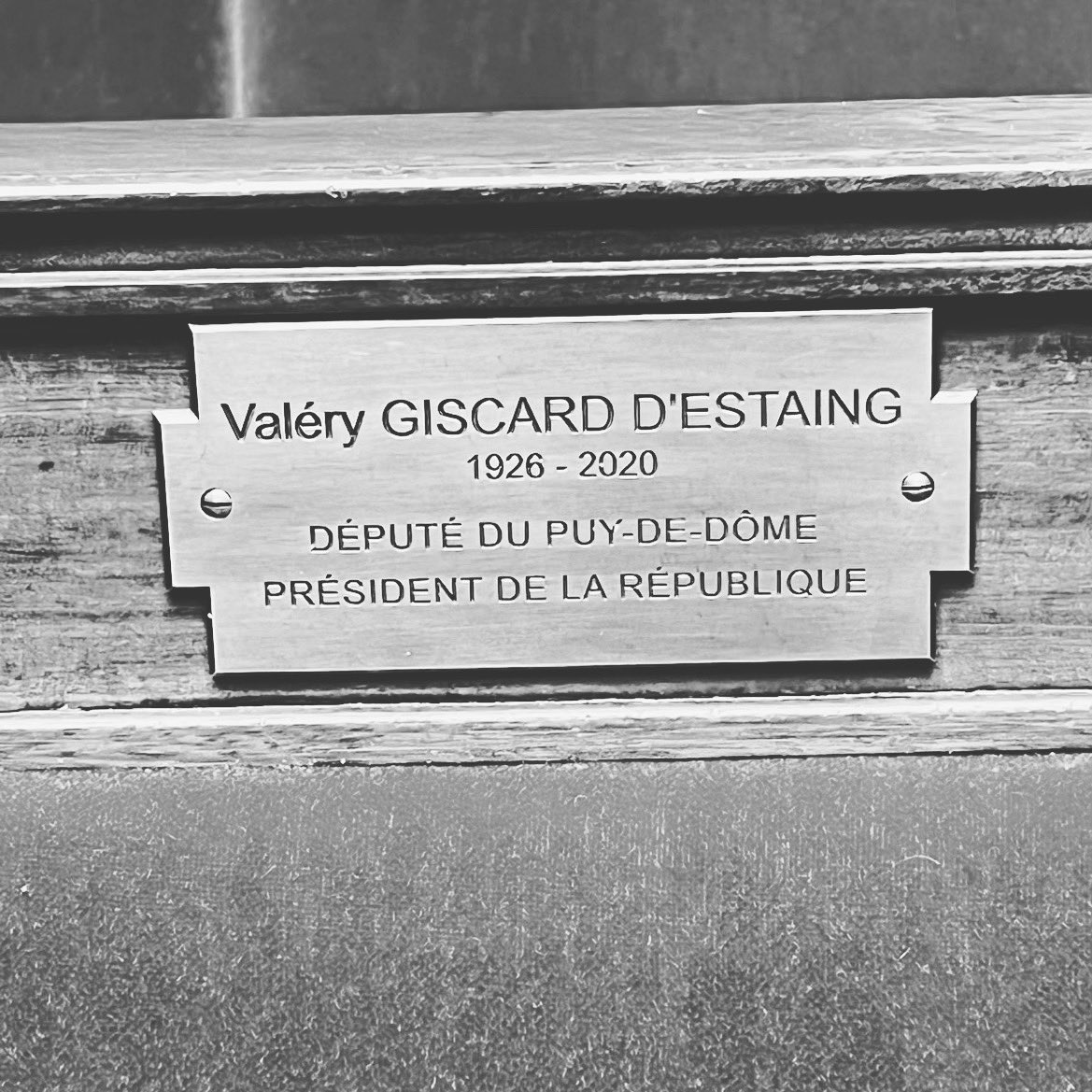 agnesfirmin's tweet photo. Ce matin @AssembleeNat hommage et dévoilement d’une plaque en l’honneur de Valéry Giscard d’Estaing par @RichardFerrand en présence de sa famille et de nombreuses personnalités 
@EPhilippe_LH @jpraffarin https://t.co/lw3xHeon45