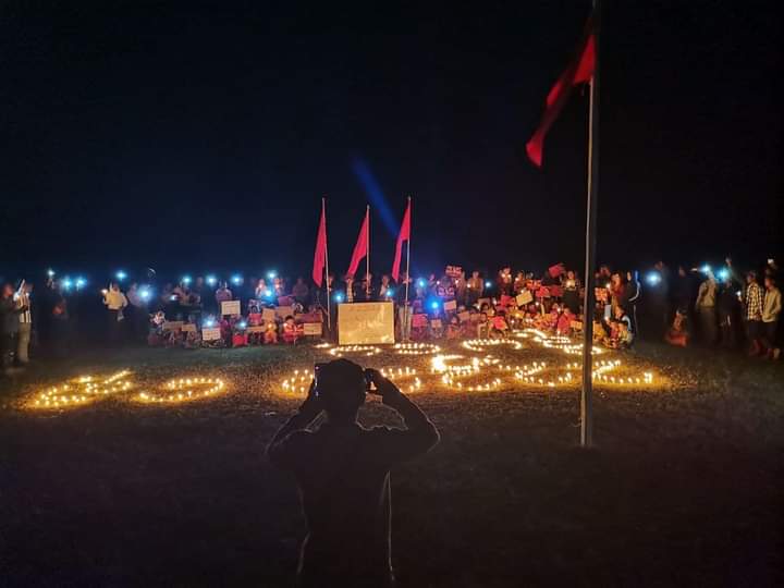 b3rry_y's tweet photo. Night strike in Yezakyo,Magway tonight by lightning candles and protesting peacefully against the dictatorship.

#TakeAction_NoMoreWords #WhatsHappeningInMyanmar
#2022Feb2Coup https://t.co/51sfChnxTl