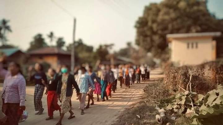 kayaprilnyein1's tweet photo. "ပြိုင်တူဆက်ရုန်း နှစ်ငါးလုံး" under this title,

Pro democracy residents form Taze Main Strike Force rallied to march around the nearby to uproot the Genocidal Military dictators by raising three fingers salute.

#TakeAction_NoMoreWords
#2022Feb2Coup
#WhatsHappeningInMyanmar https://t.co/MzmVQHuomk