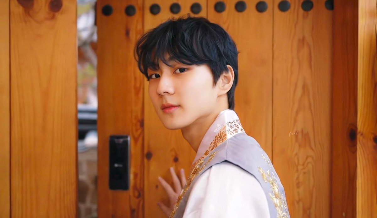 woniewords's tweet photo. a perfect prince
living in my dreams
when, where, &amp; how can i find you?

a happy prince
royal blood runs through your veins
standing in front of the gate, 
and stared at me.

a wonderful prince
live your life with happiness
'til i met you, my prince.

see you in my dreams. https://t.co/WJgjObNF40