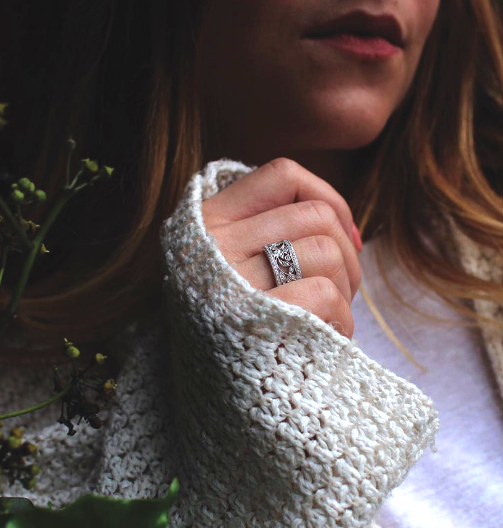The perfect romantic piece! This floral inspired, 18ct white gold and diamond, lace effect ring can be worn as an eternity ring or wedding ring, or given as a 'just because you are special' gift. 💕✨