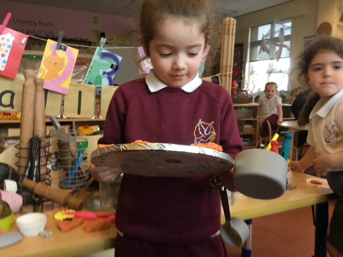 RimroseHope's tweet image. 🎼We are (like) family... I've got all my sisters with me🎼 

The children asked if they could have the iPad to take photographs of their creations, but they clearly decided to take a few snaps to celebrate their friendships too♥️ #PSED #wearefamily #RV