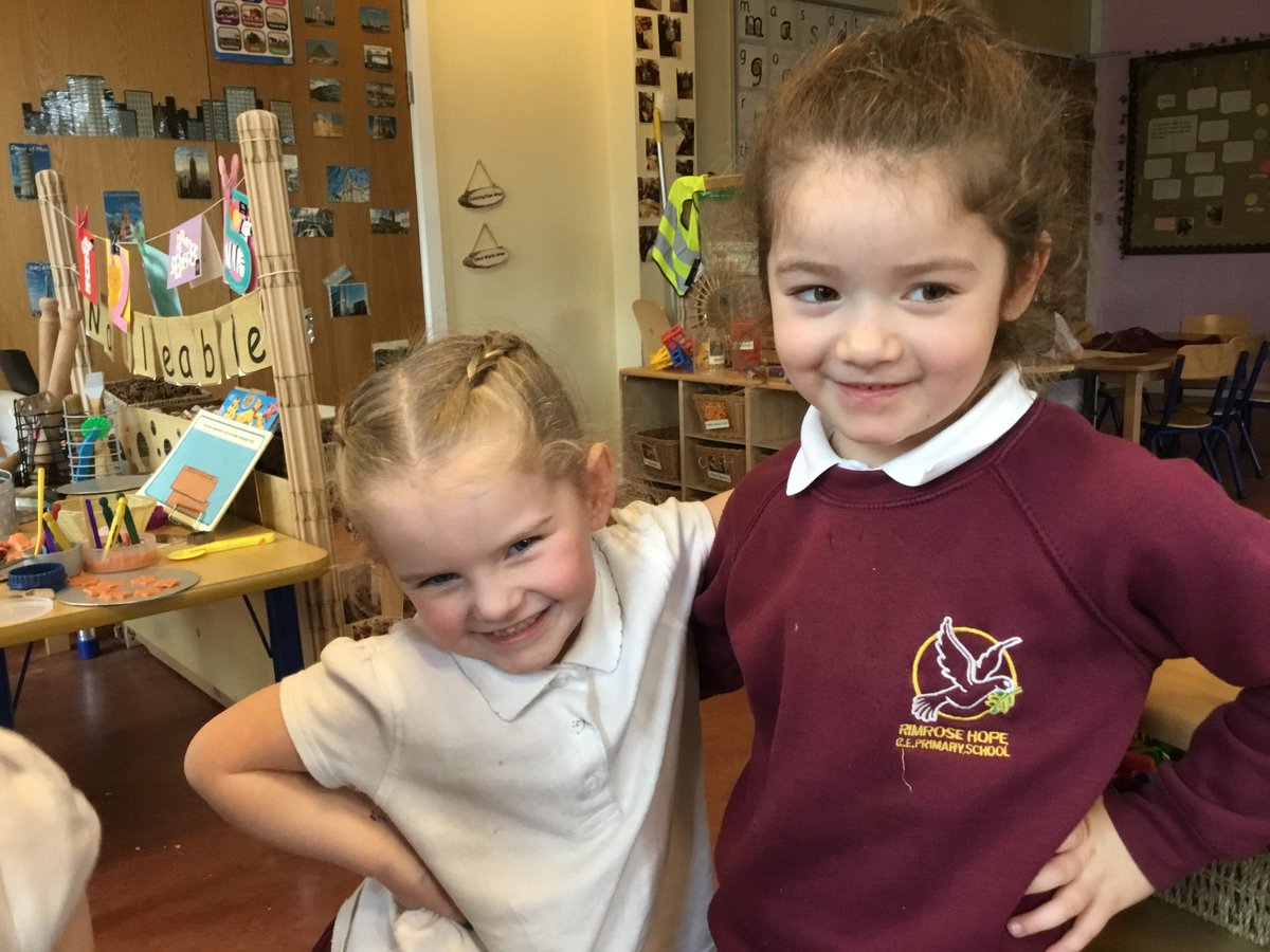 RimroseHope's tweet image. 🎼We are (like) family... I've got all my sisters with me🎼 

The children asked if they could have the iPad to take photographs of their creations, but they clearly decided to take a few snaps to celebrate their friendships too♥️ #PSED #wearefamily #RV