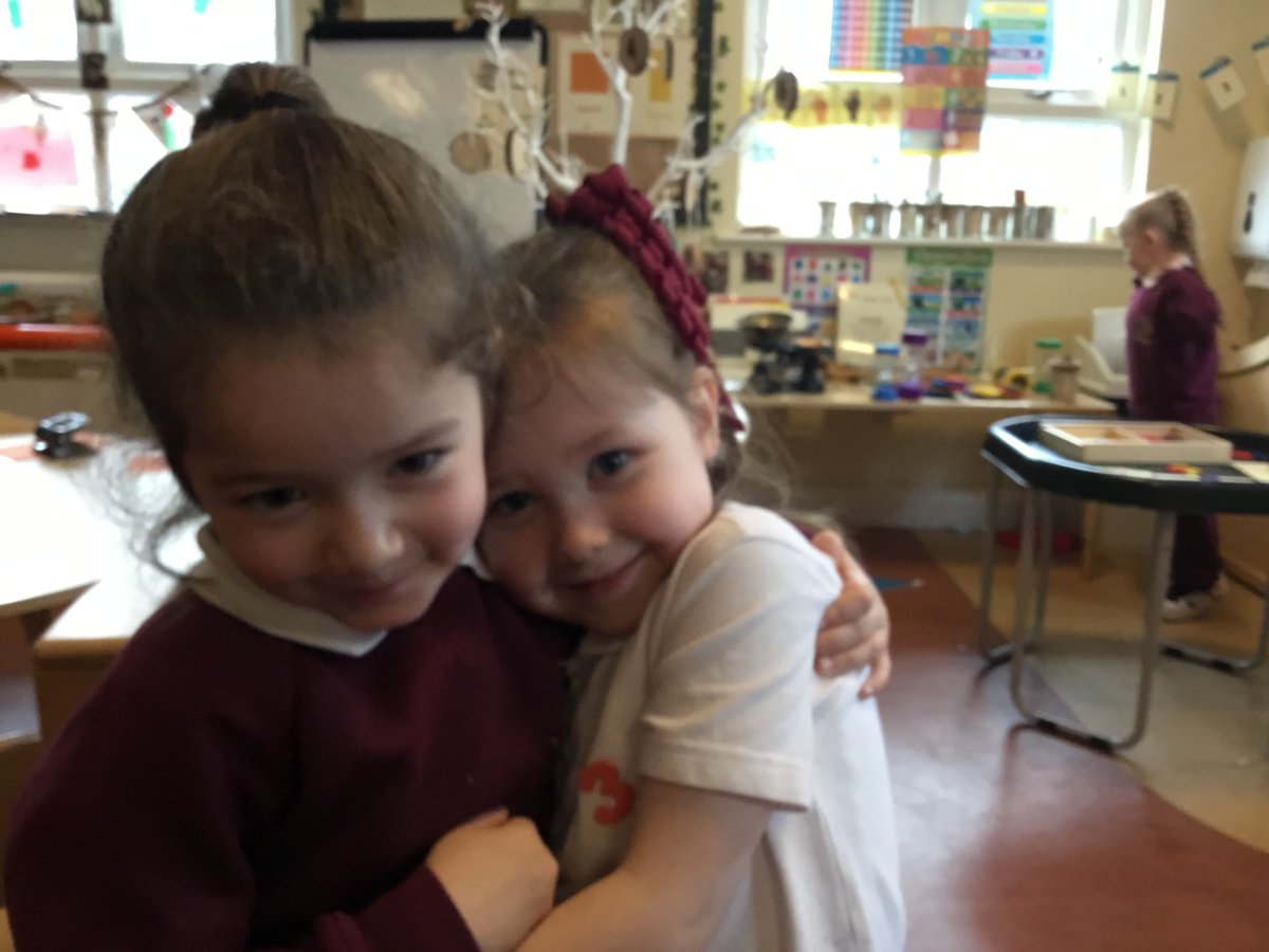 RimroseHope's tweet image. 🎼We are (like) family... I've got all my sisters with me🎼 

The children asked if they could have the iPad to take photographs of their creations, but they clearly decided to take a few snaps to celebrate their friendships too♥️ #PSED #wearefamily #RV