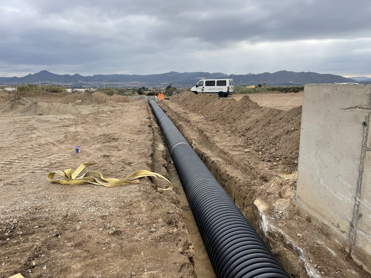 Continuamos supervisando las #obras de #urbanizacion de nuestro cliente.
En ejecución el colector de #pluviales que conecta con el tanque de tormentas.
#instalaciones #drenaje #hidrologia #ICCP #ingenieriadecaminos #obracivil #construccion #direcciondeobra #seguridadysalud