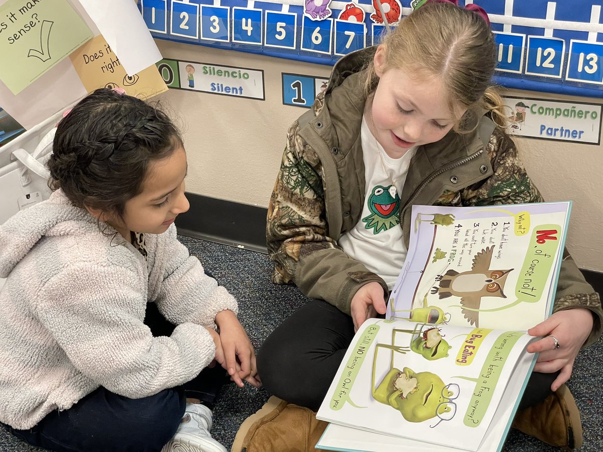 librarydiehl's tweet photo. What a way to start the day in kindergarten! A third grader coming down to read you a story. This melts my reading heart. @CreightonCISD is participating in #worldreadaloudday #growingreaders #whocancubscan https://t.co/Kv2rs4hk3H