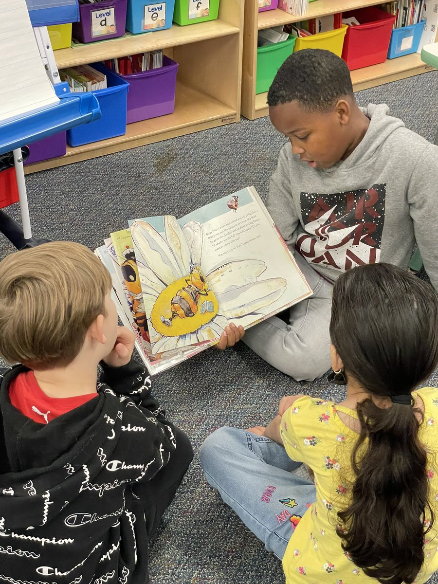 librarydiehl's tweet photo. What a way to start the day in kindergarten! A third grader coming down to read you a story. This melts my reading heart. @CreightonCISD is participating in #worldreadaloudday #growingreaders #whocancubscan https://t.co/Kv2rs4hk3H