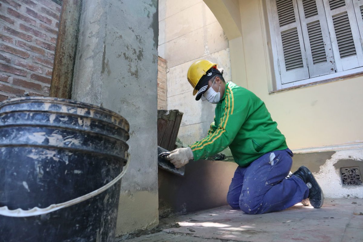 Nestorgrindetti's tweet photo. Vecinos, así avanzan las obras en el Barrio Las Colonias. 

Nuestras cuadrillas siguen trabajando en la puesta en valor de las viviendas de la zona. Se está llevando a cabo la limpieza, restauración y pintura de los muros y fachadas deterioradas. https://t.co/ziWKqa1Obt