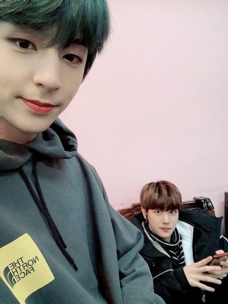 YCSYLOOKS's tweet photo. 생일 너무너무 축하해 우리 지버미!! 🥰💛 

🐰🐯🎂💛 with @KJBLOOKS 

♥︎ | #OurTigerJibeomDay 
#겨울의끝에_지범이와_함께라_행복해 | ♡ https://t.co/YoIj8FukRM