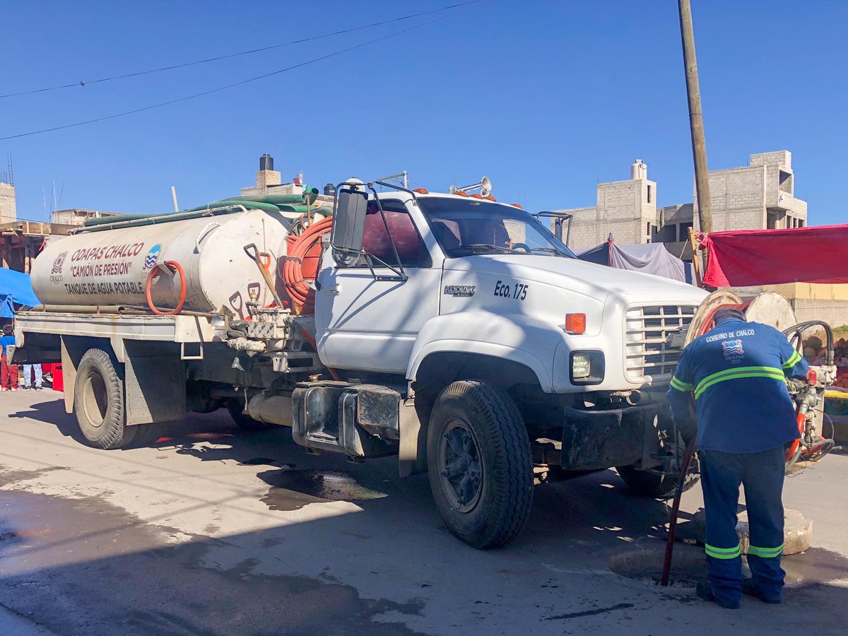 MGChalco's tweet photo. #EnEstosMomentos 
#ODAPASChalco, realiza el sondeo y la limpieza de red y pozos de visita en las calles Edgardo Almicar y Aquiles Córdova de la colonia #MarcoAntonioSosa.
Ayúdanos a mantener limpia la red de drenaje no tirando basura en las calles, para evita taponamientos. https://t.co/01FXQLLXLP
