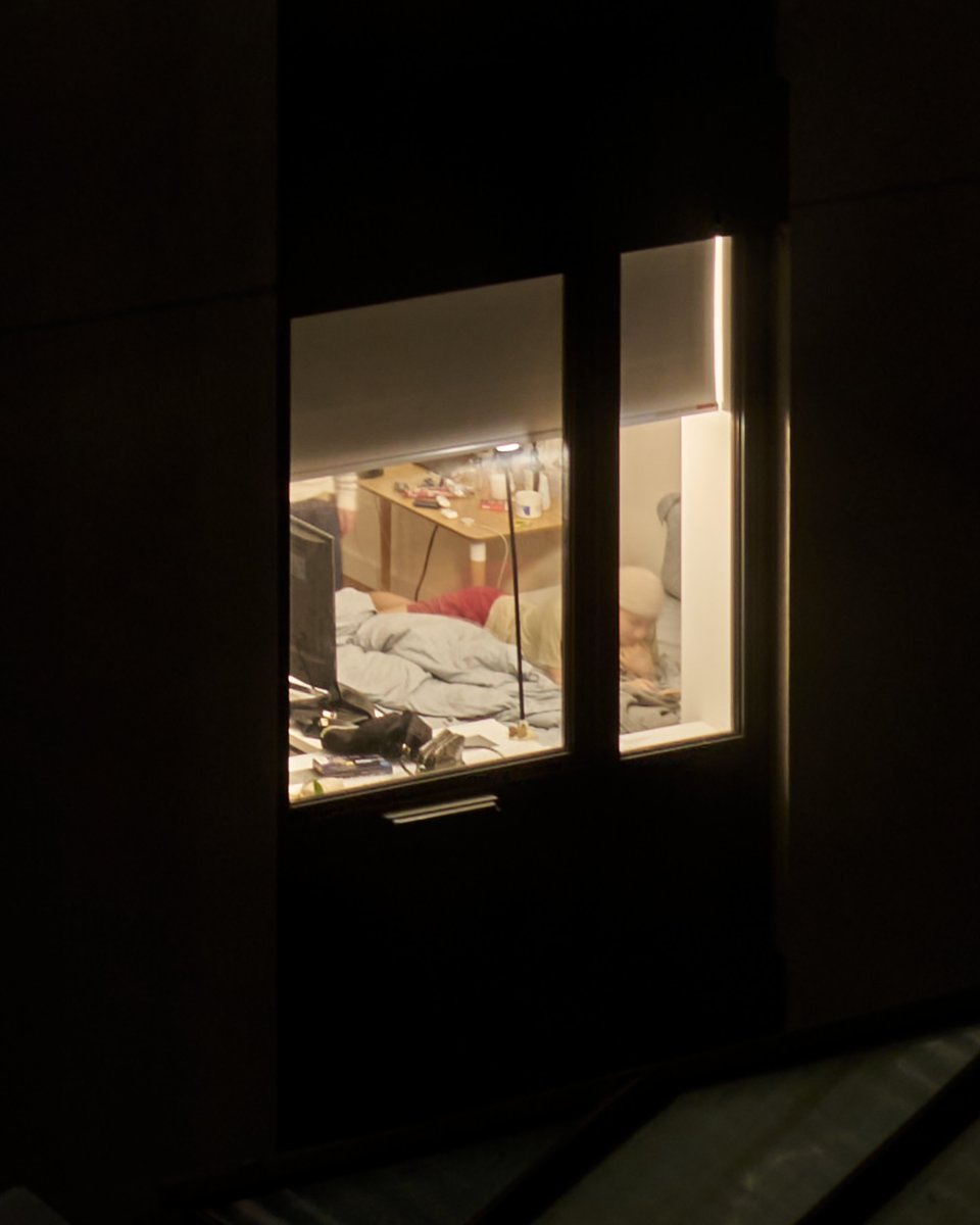 alonkoppel's tweet photo. Four Mise-en-scène images as I looked though my "Hudson River" hotel room window last week.
#hotelroom #voyeurism #nyc #view #hudsonriverhotel #Manhattan #hotelroomview #nftphotography #lookingthrough #photography #photooftheday #lookingaround https://t.co/VOn2dJ0CIE