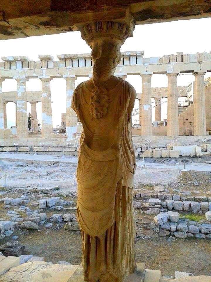 Las cariátides del #Erecteion una bella mezcla entre escultura y arquitectura (s. V a.C.)

#Acrópolis #Atenas #Grecia