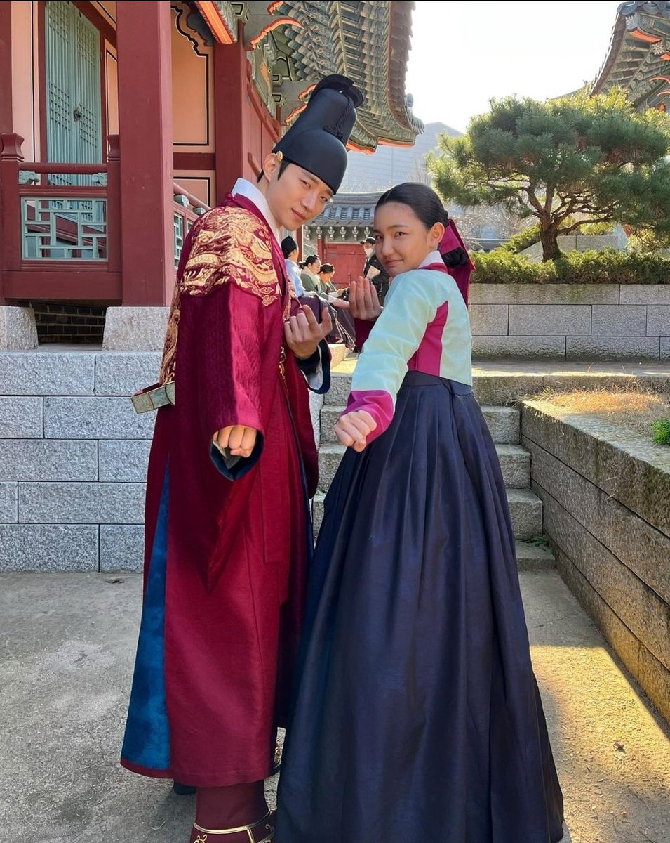 nuneoeyesmile's tweet photo. At this point, Younghee has selcas with junho more than the amount of scenes they had on trs 😄 https://t.co/INlEAZ5eHT