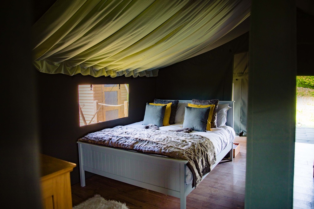 Views over Gartmorn Dam, room for up to 6ppl, a fully equipped kitchen, a roll-top bathtub &amp; 100 acres to explore. Now that's how you safari in Scotland.

📍 Tabitha Lodge, Stirling
🔗 bit.ly/3H5ge4x
#️⃣ #stirling #glamping #safaritent