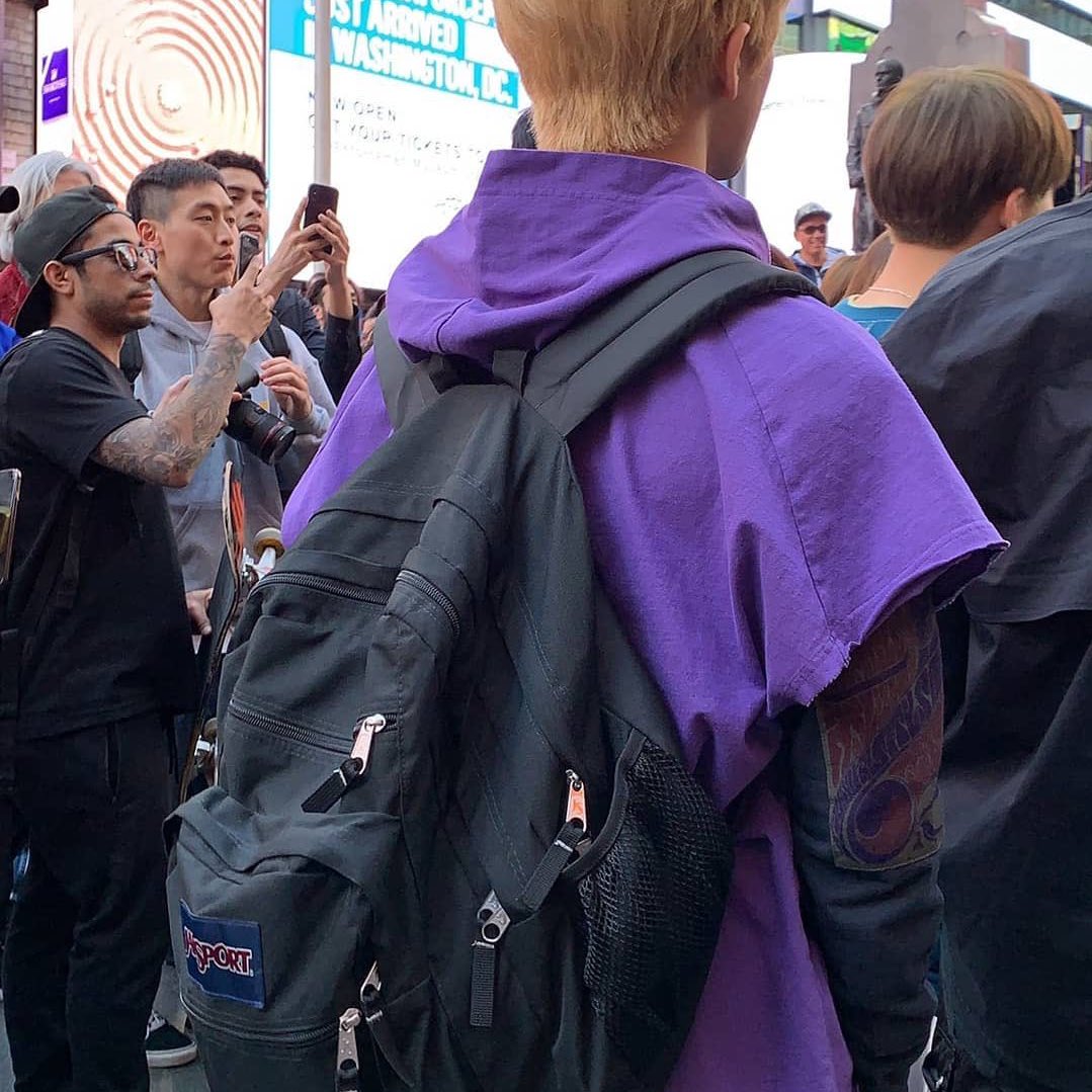 082molo's tweet photo. mark’s black jansport bag which he used and carried with him for years had a cameo on child’s mv teaser 😭 he’s rly going back to his roots :( he deserves everything https://t.co/PpHupJHInw
