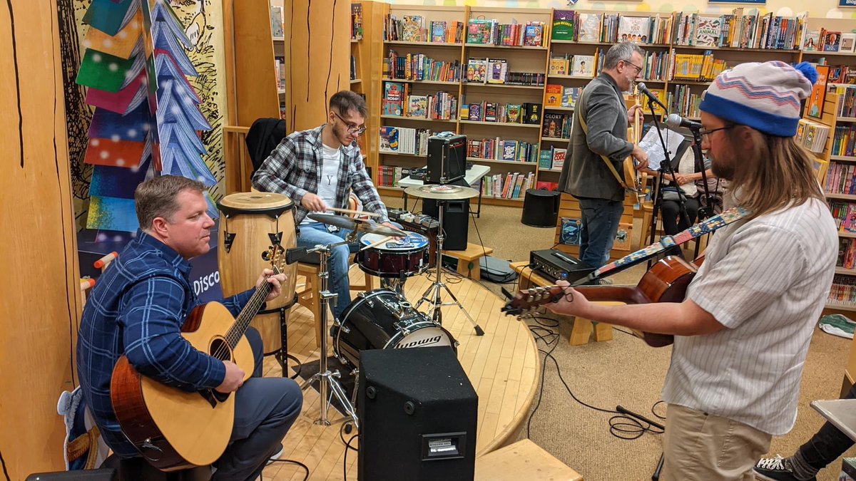 arts_southside's tweet photo. This Friday is #FIRSTFRIDAYSOUTHSIDE ! Celebrate the First Friday of the Month w/ LIVE MUSIC & ART!
Visit us on Facebook at @southsidefirstfriday to get all the details including @thewontonsoups @Eighteenthhour & more!
@Bethlehem_CED @VisitBethlehem @GoGuideLV @LVwithLove @69News https://t.co/EHKahTPT6H