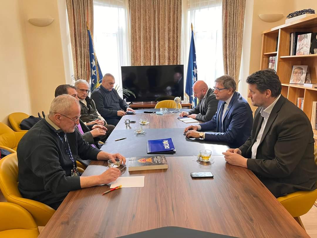 Drzava_'s tweet photo. Predstavnici Napredne demokratske stranke i udruženja "Matica bosanska" potpisali su naš koalicioni manifest i tako se zvanično pridružile koaliciji "Država!" 
Nastavljamo sa širenjem i okupljanjem zdravih snaga, jer je to jedini način da izgradimo bolju BiH za sve njene građane. https://t.co/EQ7T7oeeNu