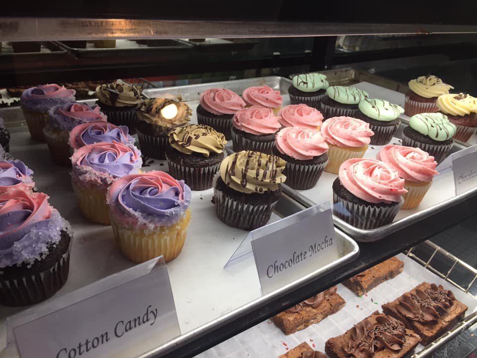 LOVE AT FIRST BITE 🧁❤

We're pretty sure your Valentine would love some of these cupcakes from Dundas Street Bakery in <a href="/Greater_Napanee/">Greater Napanee</a> ! 😍

👉 @SouthEast_Ont