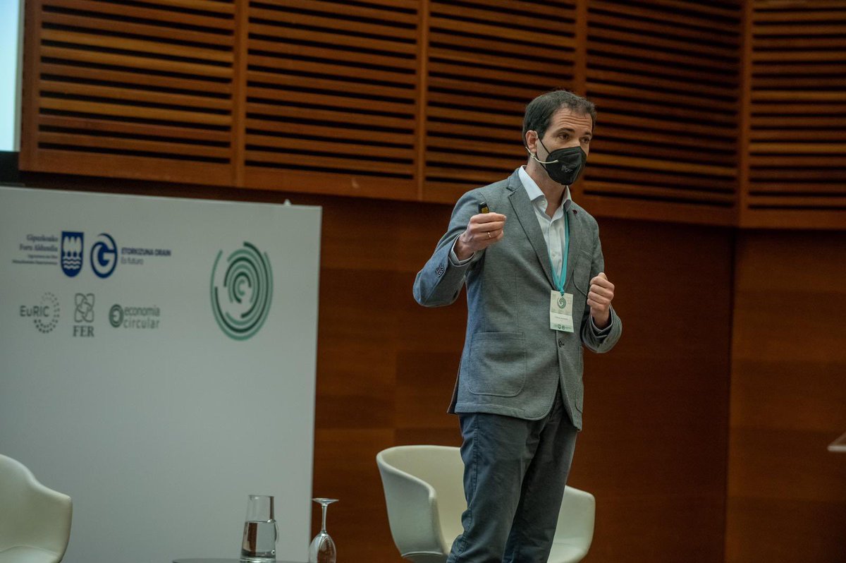 OrainIngurumena's tweet photo. Enrique Aymerich Director de división de Agua de @Ceit_BRTA, habla sobre procesos en los que están trabajando como el diagnostico del potencial circular en #Gipuzkoa o #Model2Bio que analiza flujos de materiales orgánicos, y cuales son las rutas de materialización más acertada. https://t.co/vXDRAeX1eV