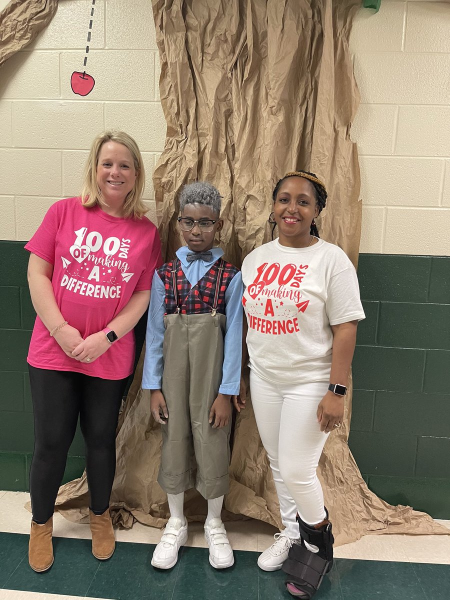 Students having fun celebrating 100 days of school! <a href="/GinnyCaliva/">Ginny Caliva</a> @beckymurray13 <a href="/DicksonTigers/">E.R. Dickson Tigers</a>