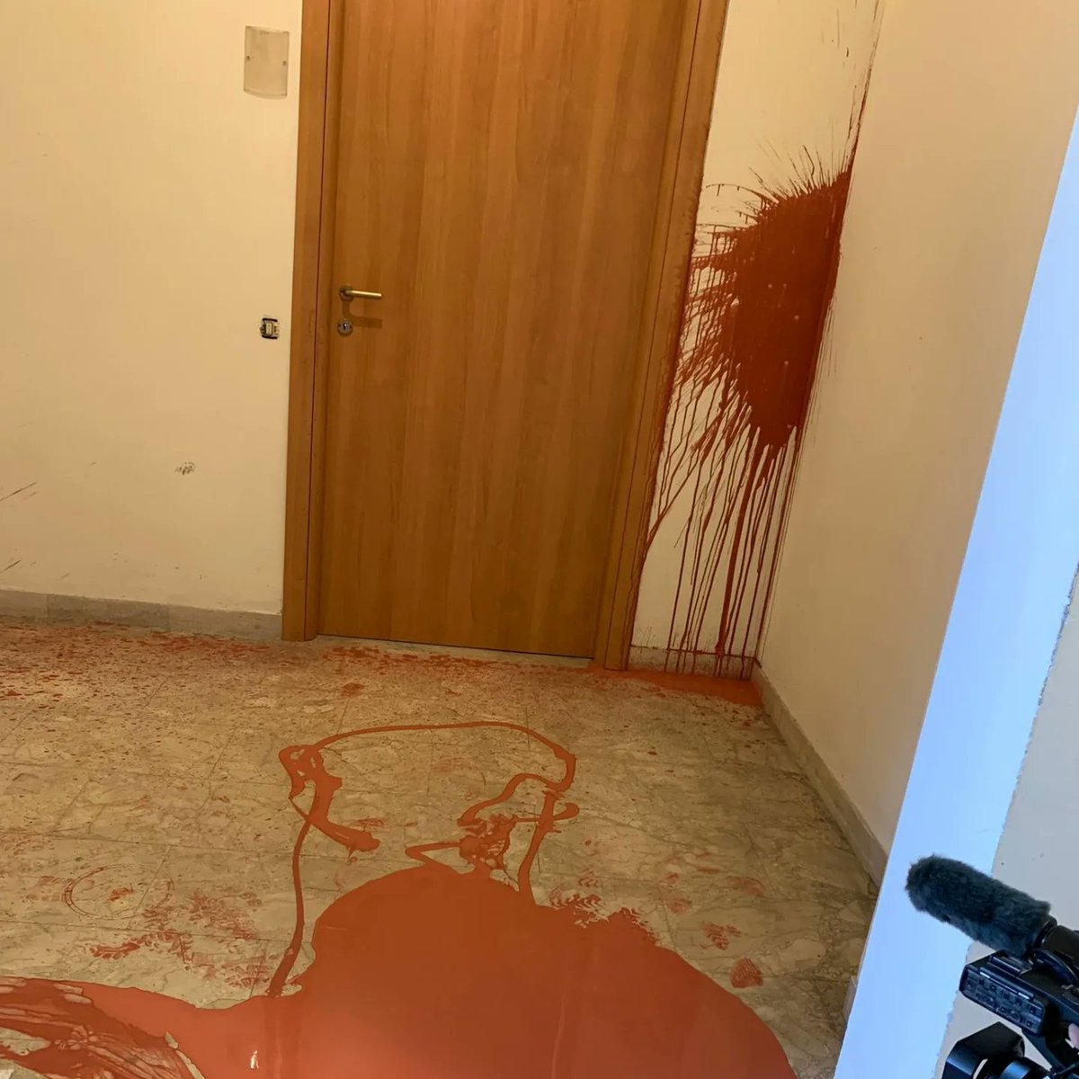 MASE_IT's tweet image. In dieci si sono introdotti nel ministero vandalizzando con vernici l'edificio.

“E’ una brutta parentesi - commenta il ministro Cingolani - perché questa è un’istituzione dello Stato. Sono atteggiamenti violenti."

Continua a leggere: bit.ly/3AUFzvG