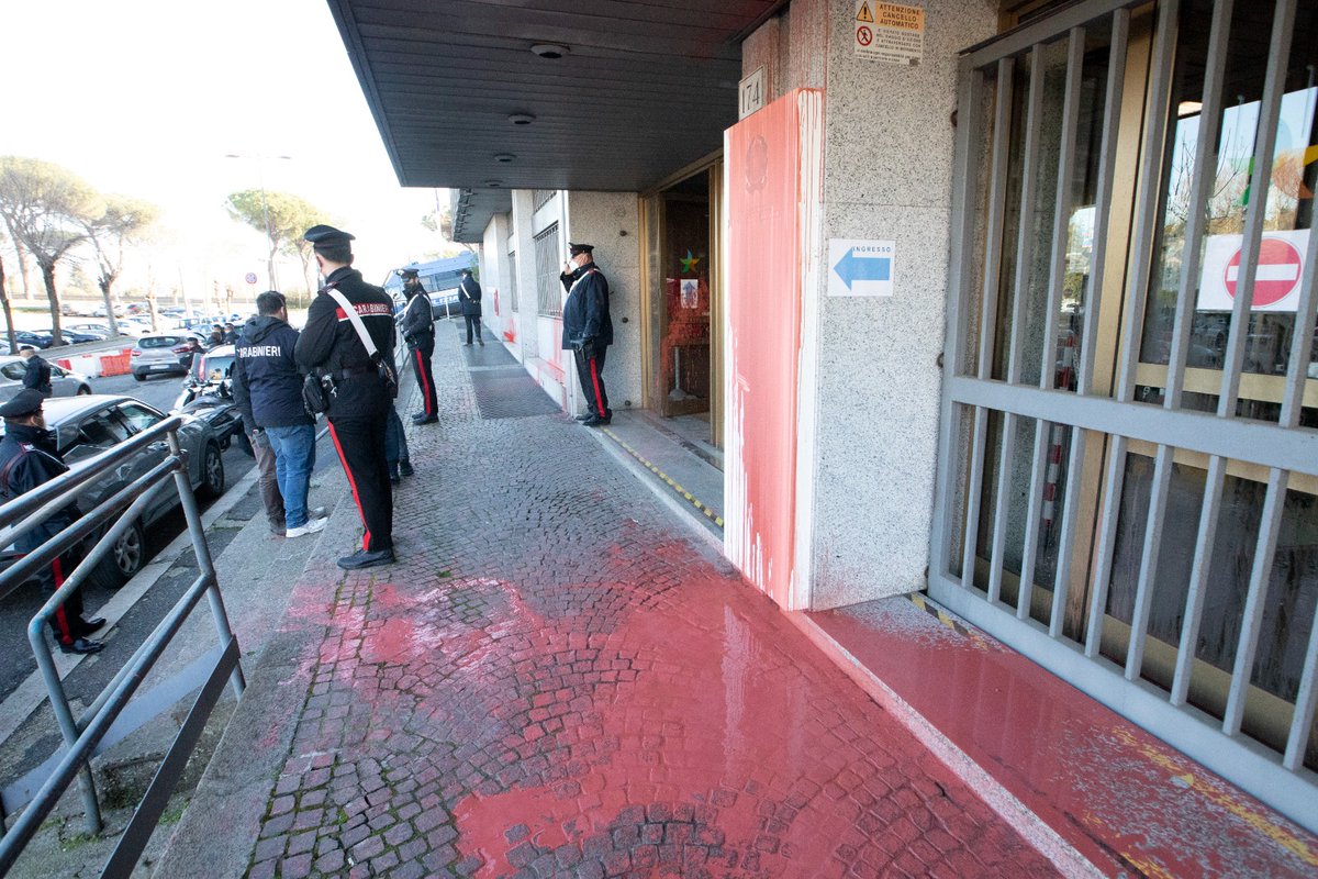MASE_IT's tweet image. In dieci si sono introdotti nel ministero vandalizzando con vernici l'edificio.

“E’ una brutta parentesi - commenta il ministro Cingolani - perché questa è un’istituzione dello Stato. Sono atteggiamenti violenti."

Continua a leggere: bit.ly/3AUFzvG