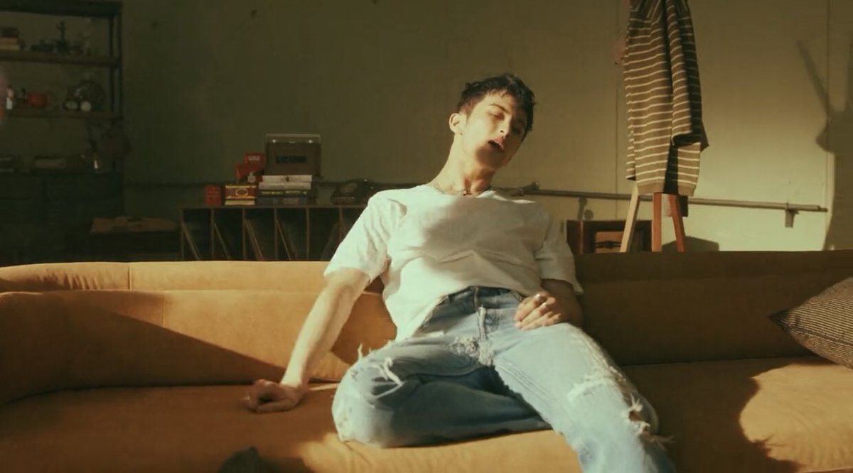 tenlee09's tweet photo. feeling ko nagkakasala ako, hello po bakit ang hot ?????? https://t.co/z4Z455jGxv