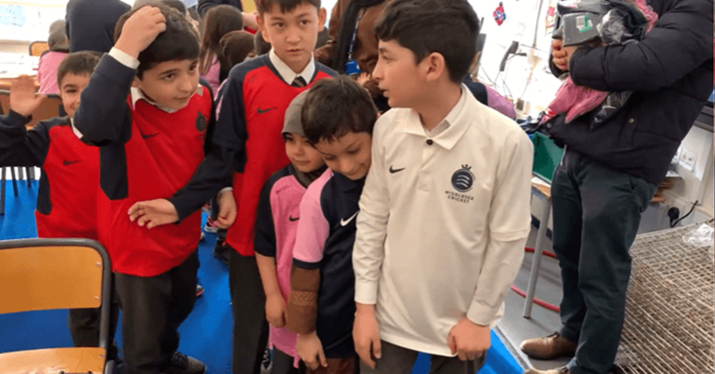 Middlesex_CCC's tweet photo. 🏏 | MIDDLESEX IN THE COMMUNITY
For a number of weeks our @MiddlesexCB team have been delivering cricket coaching to a group of young Afghanistan refugees at Hallfield School.

The difference this project is making is incredible and we’re so proud to be involved 😀

#OneMiddlesex