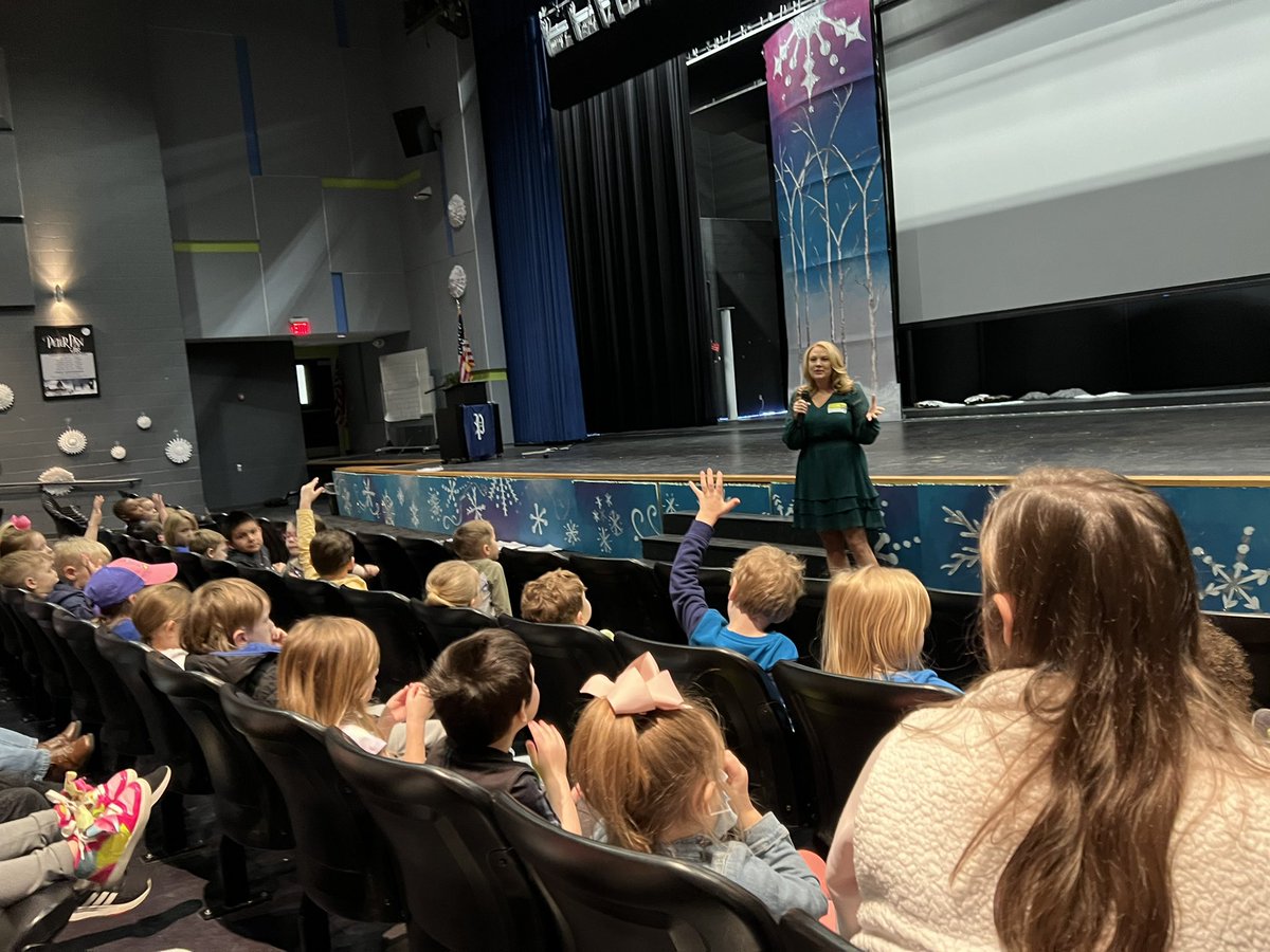 mrsbeachteaches's tweet photo. Learning about meteorology from @MelanieLaydenTV today! #kindergartencan https://t.co/8LsVQhWeXT