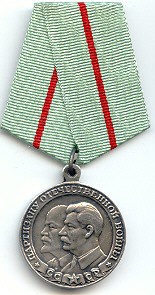Xw6gAt's tweet photo. В этот день:

2 февраля 1943 года - Указом Президиума Верховного Совета СССР учреждена медаль «Партизану Отечественной войны».

Медалью № 1 в июне 1943 года был награждён советский партизан Ефим Ильич Осипенко, минёр, командир группы подрывников. https://t.co/tuLLnMmuV8