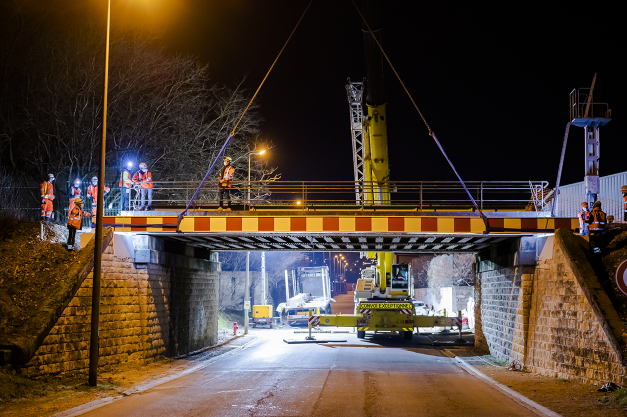 groupe_NGE's tweet photo. [#InstantChantier]
Dans le cadre de la réalisation des travaux de protection du pont-rail contre les heurts par les circulations routières, par SNCF Réseau, les équipes #NGE étaient sur place dans la nuit du 6 au 7 janvier pour le remplacement d'un pont ferroviaire. 
#BTP #NGE https://t.co/FXAdTEg7PZ