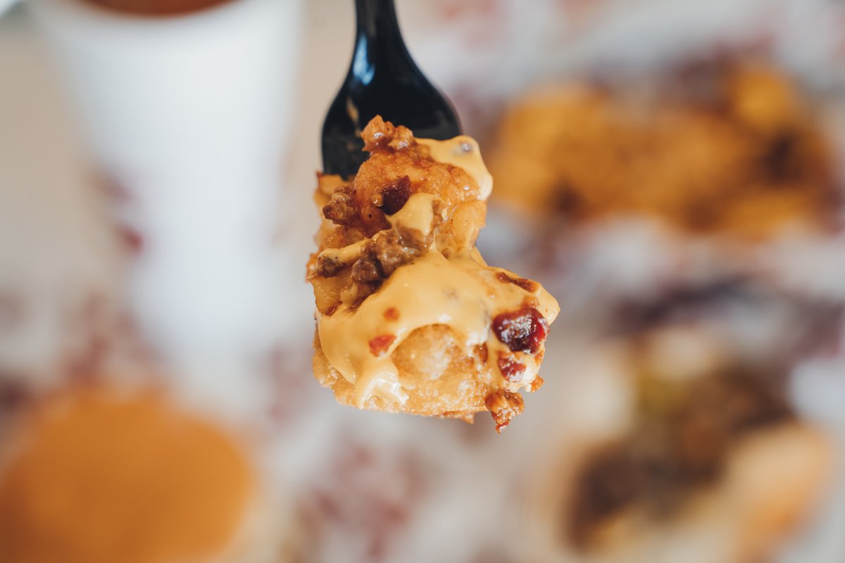 Hwy55Burgers's tweet photo. π
Can you taste it??
π₯ Chili, Cheese Tots with bacon is one of our favorite side items.
π Whatβs your favorite side item?
#tots #cheesetots #sides #gravytots #cheatday #eats #friedfood #fastfood #friesforlife #loadedfries #lunch #gravyfries #frygram #fries #hwy55eats https://t.co/wIB4Bk1a7J