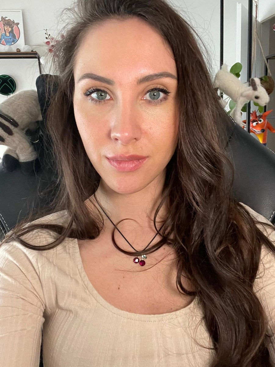 Jasmin_Gnu's tweet photo. Anzeige- Wenn ihr keine großen Leuchten bei euch im PC Setup wollt, dann kann ich euch die Litra Glow von @logitechc empfehlen.Sie ist klein und handlich und leuchtet wie die Großen.Checkt sie einfach mal aus: https://t.co/0fN2om8NwO #findyourlight #litraglow #logitechforcreators https://t.co/c7WstYqhdp