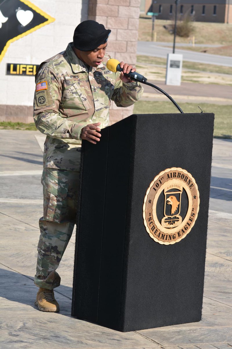 101DSBCDR's tweet photo. I would like to welcome CSM Arthur Hynes and his family to the #Lifeliners Family. 

We look forward to leadership, mentorship and wisdom in the @101stLifeliners and @101stAASLTDIV 

@USArmyLogistics @NCOJournal @NCOLCoE https://t.co/xouztEDkIP
