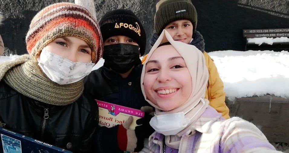 KarabukKYGM's tweet photo. Konya'da Düzenlenen 'Gönüllülük Kampı'na İlimizi Temsilen Katılan Öğrencimiz Beyza Nur SAKA Kıbrıs Gazimiz ve Çocuklar İle🇹🇷

#GSBYurtlarıKampta https://t.co/PEwUoCUjDv