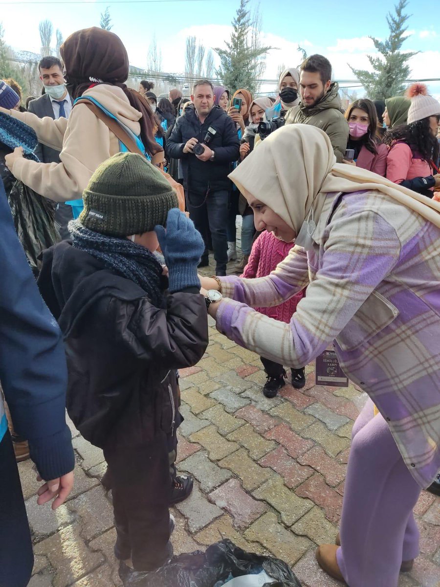 KarabukKYGM's tweet photo. Konya'da Düzenlenen 'Gönüllülük Kampı'na İlimizi Temsilen Katılan Öğrencimiz Beyza Nur SAKA Kıbrıs Gazimiz ve Çocuklar İle🇹🇷

#GSBYurtlarıKampta https://t.co/PEwUoCUjDv