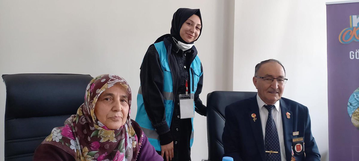 KarabukKYGM's tweet photo. Konya'da Düzenlenen 'Gönüllülük Kampı'na İlimizi Temsilen Katılan Öğrencimiz Beyza Nur SAKA Kıbrıs Gazimiz ve Çocuklar İle🇹🇷

#GSBYurtlarıKampta https://t.co/PEwUoCUjDv