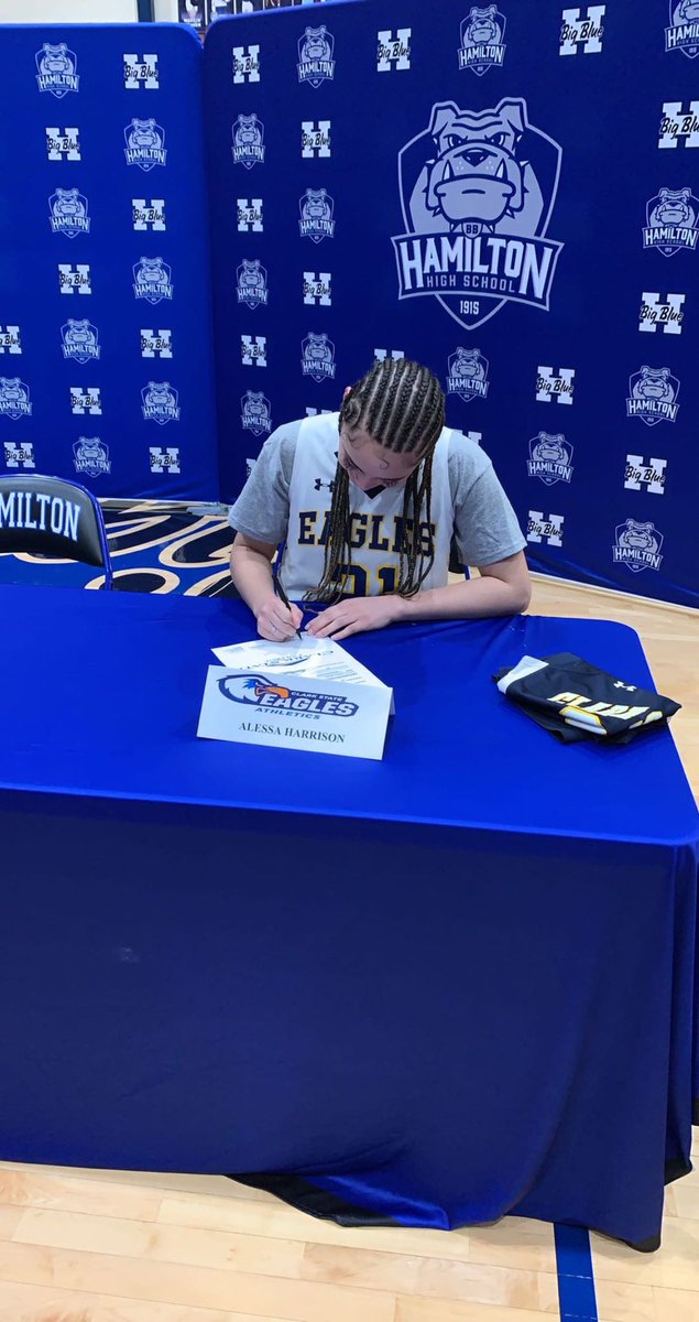 AlessaHarrison's tweet photo. It’s official 💙🤍#GoEagles @coachsteinke @HarryPhillipsJ3 @black_cincy https://t.co/JWjmo659V3