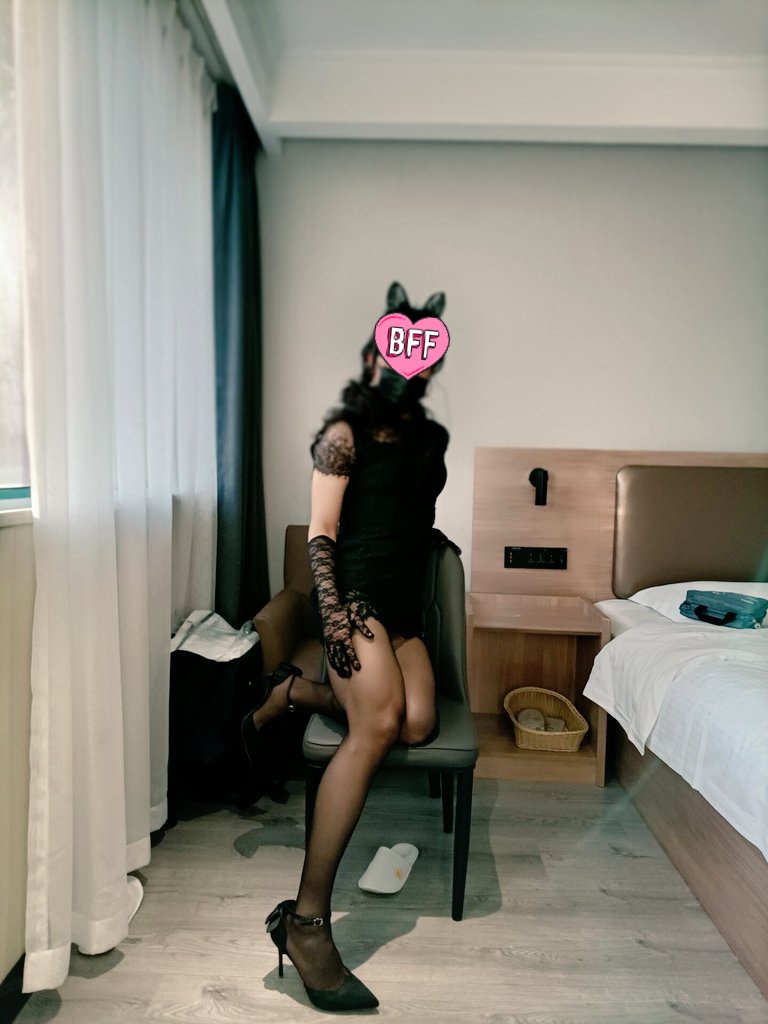 美美的指甲油搭配黑丝，有小哥哥想要这样的足交吗
#CD #女装子 #伪娘 #男の娘 #crossdress #女装大佬 #丝袜伪娘 #足交 #黑丝足交 #四爱