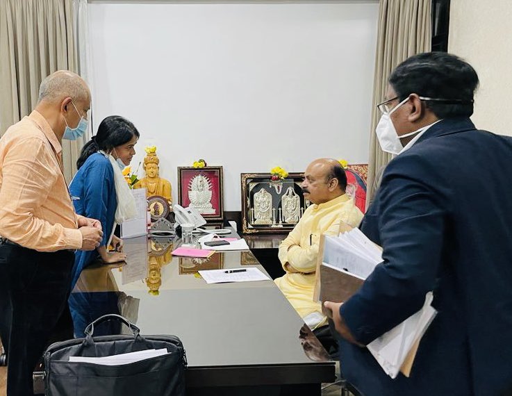 Sharada_naik's tweet photo. ಮುಖ್ಯಮಂತ್ರಿ ಶ್ರೀ ಬಸವರಾಜ ಎಸ್. ಬೊಮ್ಮಾಯಿ ಅವರನ್ನು ಇಂದು ಅವರ ಗೃಹ ಕಛ���ರಿ ಕೃಷ್ಣಾದಲ್ಲಿ ಭೇಟಿ ಮಾಡಿದೆ. ಕರ್ನಾಟಕ ರಾಜ್ಯ ಹಿಂದುಳಿದ ವರ್ಗಗಳ ಆಯೋಗದ ಸೂಕ್ಷ್ಮತೆ/ಘನತೆಯನ್ನು ವಿವರಿಸಿದ ಮುಖ್ಯಮಂತ್ರಿಗಳು,ವಹಿಸಿಕೊಂಡ ಜವಾಬ್ದಾರಿಯನ್ನು ಪ್ರಾಮಾಣಿಕ ಮತ್ತು ನಿಷ್ಠೆಯಿಂದ ನಿರ್ವಹಿಸುವಂತೆ ಮಾರ್ಗದರ್ಶನ ಮಾಡಿದರು,ಥ್ಯಾಂಕ್ಯು ಸರ್ @BSBommai https://t.co/GYyuCg8h24