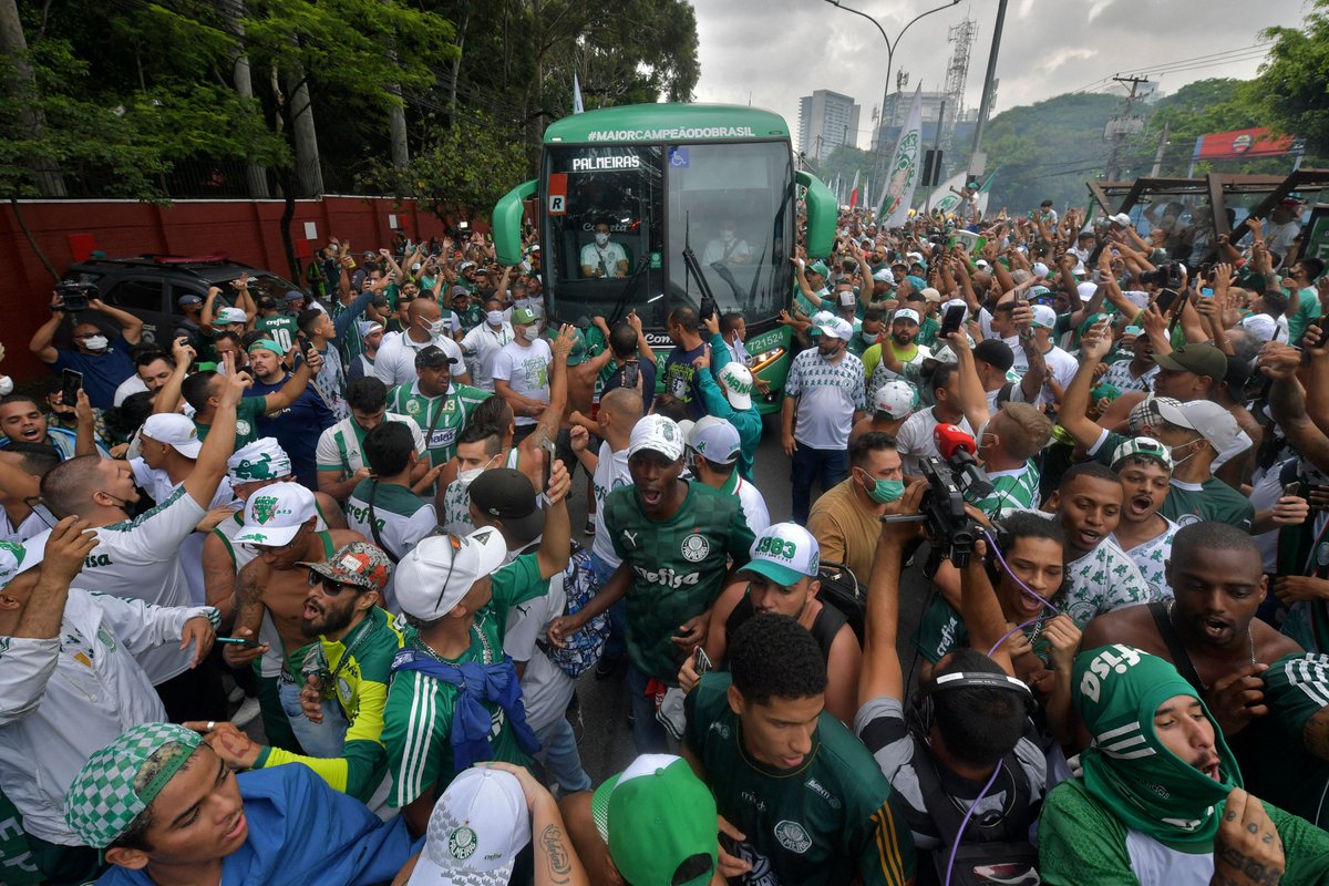 FIFAcom's tweet photo. These were the scenes in Brazil, as @Palmeiras headed to the airport from their training centre. 💚🐷

Next stop...Abu Dhabi. 🚍🇧🇷✈️🇦🇪

#Palmeiras | #ClubWC https://t.co/FsZ7tjJNz2
