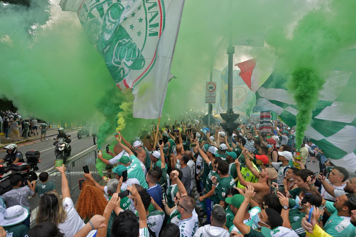 FIFAcom's tweet photo. These were the scenes in Brazil, as @Palmeiras headed to the airport from their training centre. 💚🐷

Next stop...Abu Dhabi. 🚍🇧🇷✈️🇦🇪

#Palmeiras | #ClubWC https://t.co/FsZ7tjJNz2