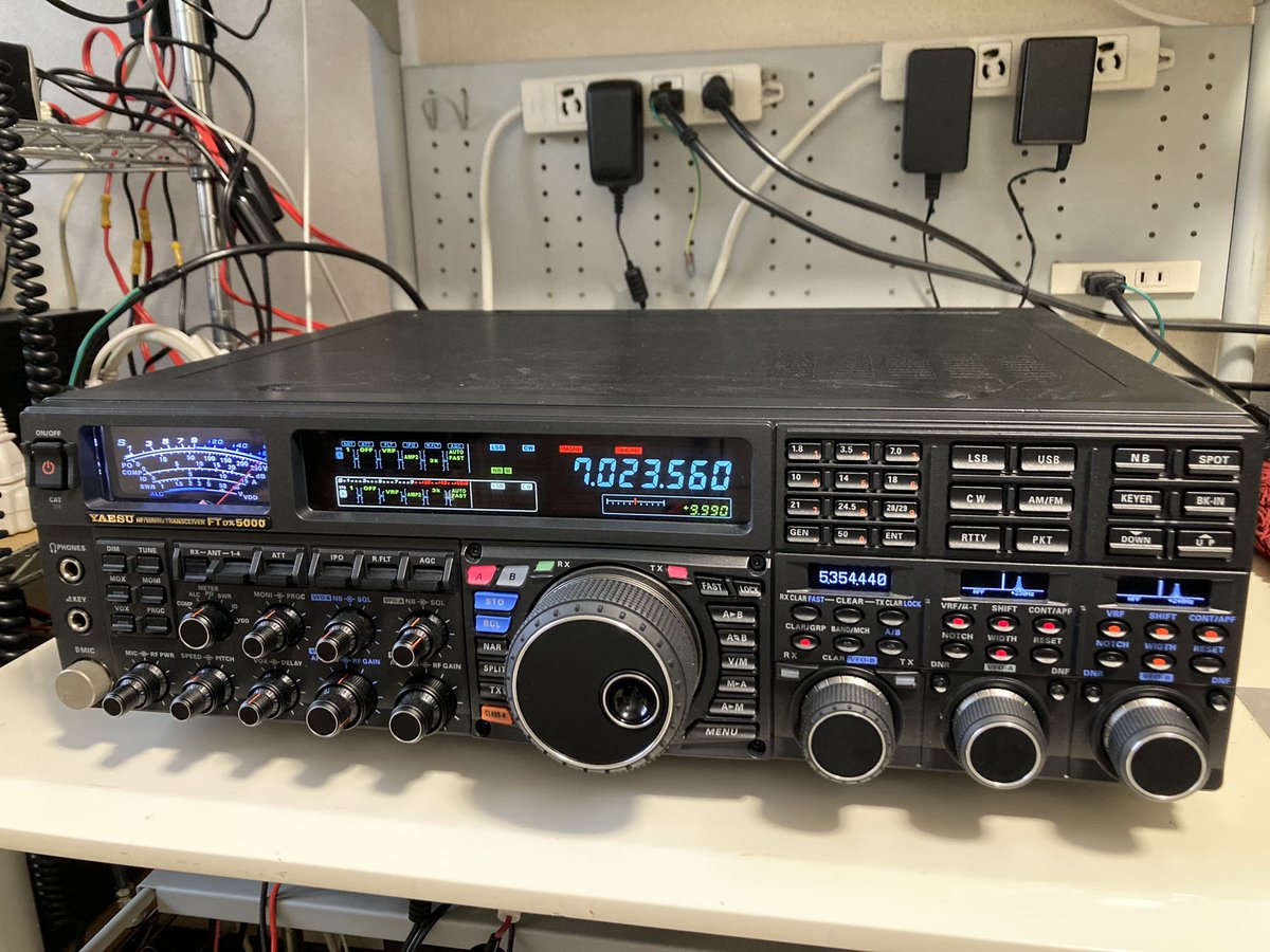 Works39's tweet photo. お迎え、致しました…。
2021年1月製造の保証期間中の…憧れのフラッグシップ機。
旧機となられたが、貫禄が違いすぎるw
FT991AやFT981,857,818は、これを基準にしている八重洲の肝!
OMさんの移り気(FTDX101MPへ行かれました)のお陰で我が家へ下向されました #FTDX5000MP
中古しか買えないけど、感謝 https://t.co/QiBTviA74v