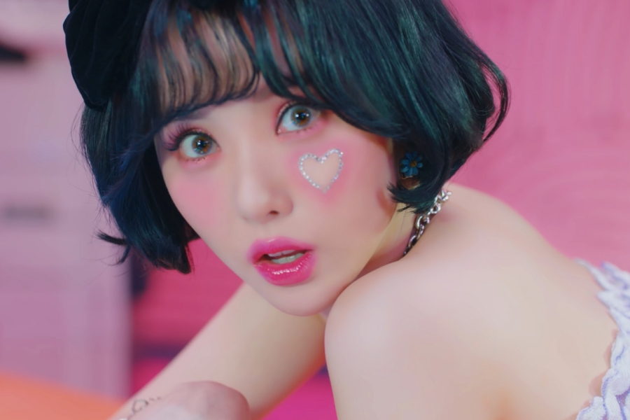 soompi's tweet photo. WATCH: Former GFRIEND Member #Eunha Shows Off Her Duality In Concept Video For #VIVIZ's Debut Track "BOP BOP!"
https://t.co/FKaZO00dPI https://t.co/4vJxBDOUQ4