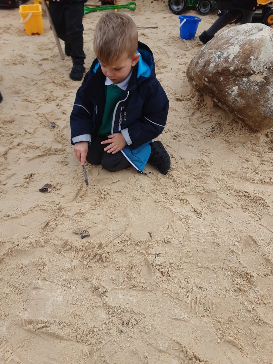 gcpfs1's tweet image. Fun writing in the sand with sticks and digging to find the sea life moulds. @PrimaryGreat #gcpphysicaldevelopment #gcpliteracy