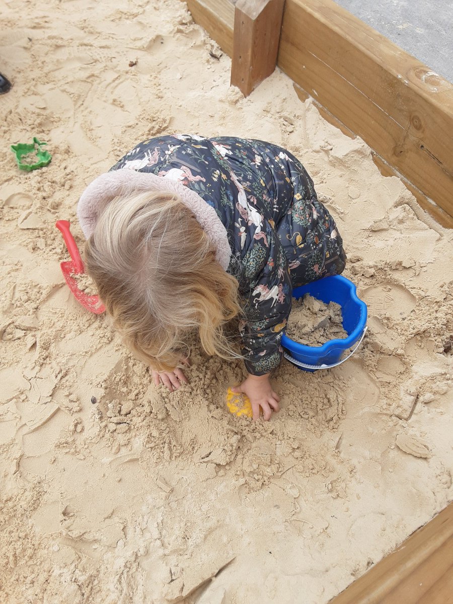 gcpfs1's tweet image. Fun writing in the sand with sticks and digging to find the sea life moulds. @PrimaryGreat #gcpphysicaldevelopment #gcpliteracy